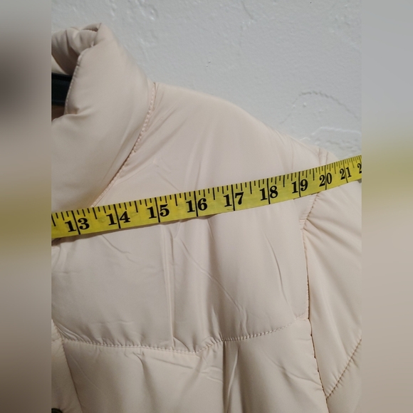 Stylish Men's Beige Puffer Jacket - Picture 14 of 15